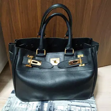 시타 파란티카 블랙 가죽 토트백 골드 금장 장식