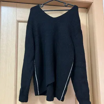 ICB 블랙 V넥 스웨터