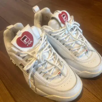 FILA 화이트 하트 로고 스니커즈