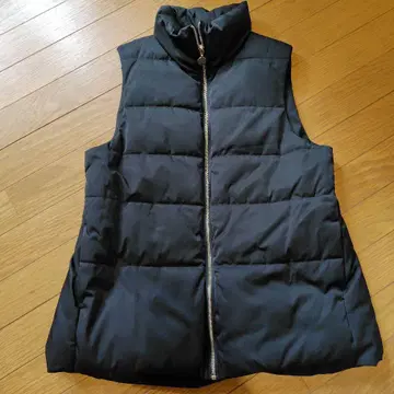 새상품급.블랙 다운 베스트 슬리브리스 골드 지퍼