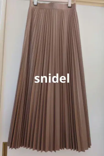 snidel 레더풍 롱 플리츠 스커트