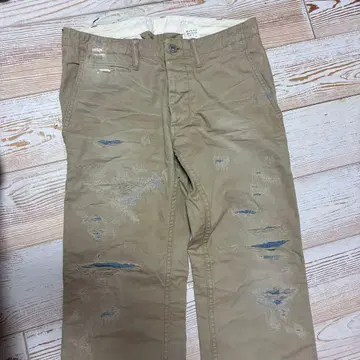 베이지 데미지 가공 치노 팬츠