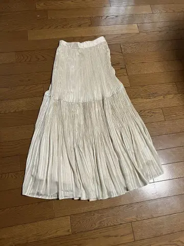 새상품 리엔다 화이트 플리츠 롱 스커트