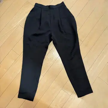 엔폴드 턱 테이퍼드 팬츠 블랙 슬랙스