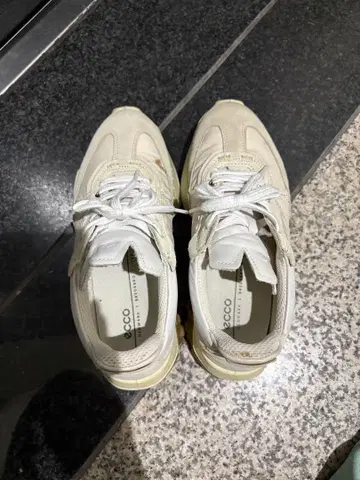 ECCO 크림색 스니커즈