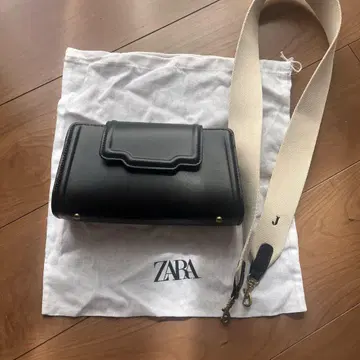 새상품급 ZARA 백 가죽 블랙 커스텀 자수 있음