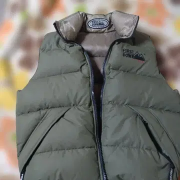 FIRST DOWN 다운 베스트 올리브 그린