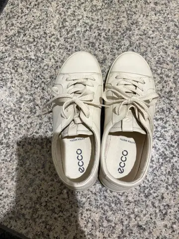 ecco 크림색 스니커즈