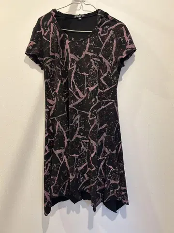 VOLCOM 반팔 무릎 기장 원피스 M 블랙과 핑크