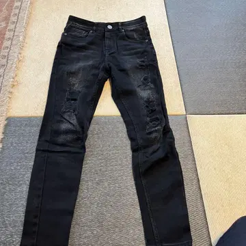 데미지 가공 블랙 데님 슬림 핏