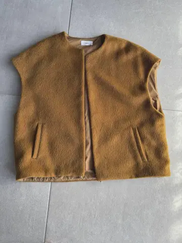 [ 가격 인하 ] 울 혼방 베스트 카키 아우터와 함께