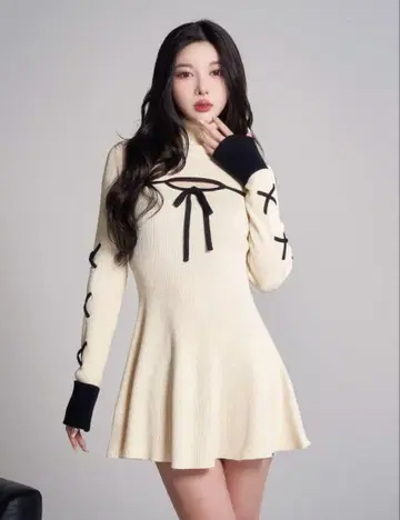 다리치 [ FL WHT ] 바이컬러 리본 디자인 니트 미니 원피스