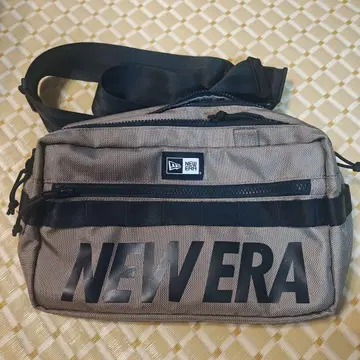NEW ERA 바디백 브라운