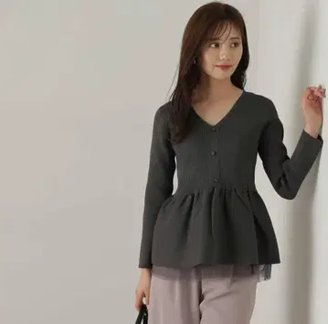 앞뒤 2WAY 시어 절개 페플럼 니트 차콜