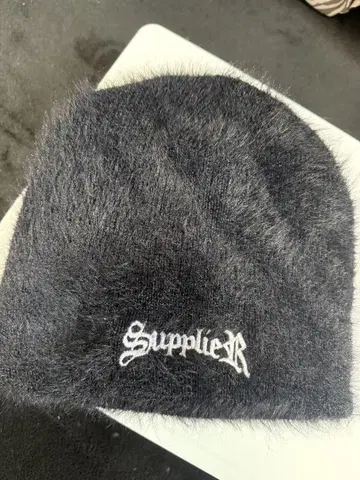 supplier 서플라이어 퍼 로고 비니 니트 모자 블랙