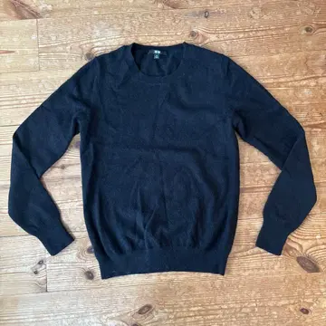 UNIQLO 블랙 캐시미어 스웨터 M 사이즈