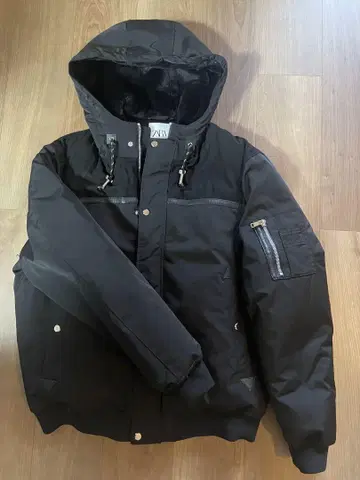 블랙 다운 자켓 후드 부착