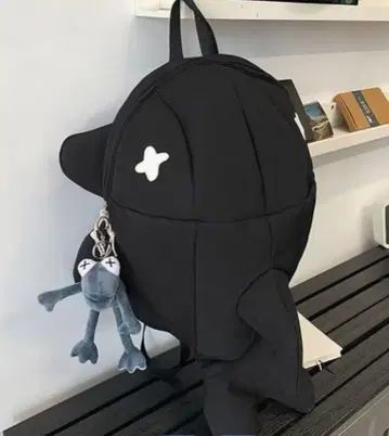 물고기 모양 블랙 백팩