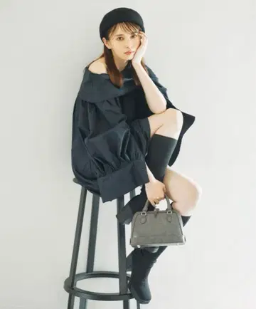 코코딜 오프숄더 볼륨 블라우스