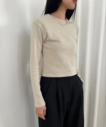베이지 긴팔 T셔츠 타이트핏