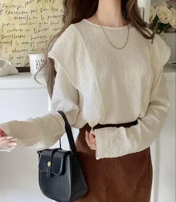 아이보리 긴팔 상의