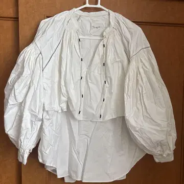 Pheeta. 화이트 벌룬 슬리브 셔츠