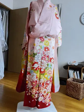 후리소데 핑크와 빨간색 꽃무늬 자수