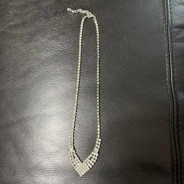 V자형 크리스탈풍 목걸이