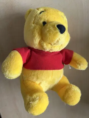 푸우 봉제 인형 빨간색 셔츠