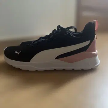 Puma 블랙/화이트/핑크 스니커즈