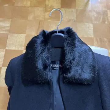 RunRobe 블랙 퍼 부착 롱 코트