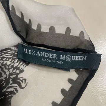 새상품급 ALEXANDER MCQUEEN 100% 실크 이탈리아제 스카프