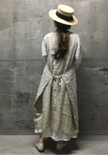 TSUHARU 린넨 자수 에이프런 원피스