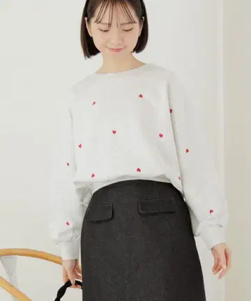 플라워 해피니스EMB 맨투맨 하트 자수 아이보리
