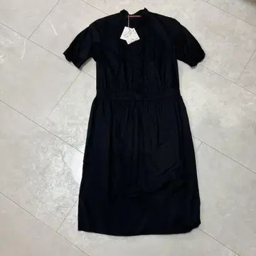 콩트와르 데코토니에 블랙 반팔 무릎 기장 원피스