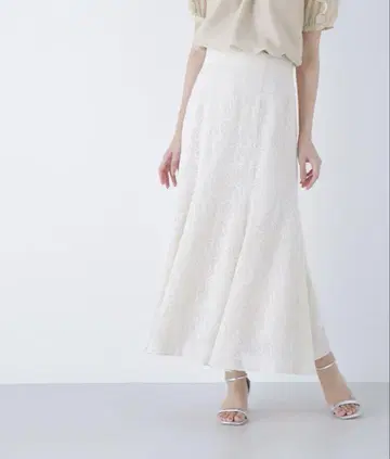 NATURAL BEAUTY BASIC 플라워 자수 머메이드 스커트