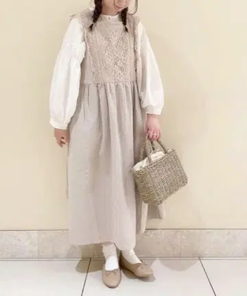 가슴 부분 레이스 부착 민소매 원피스