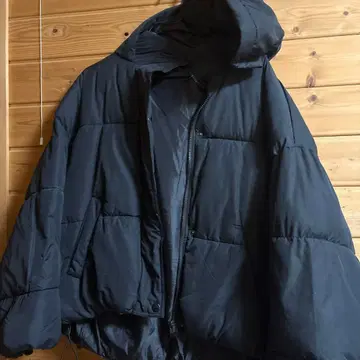 블랙 후드 부착 다운 자켓