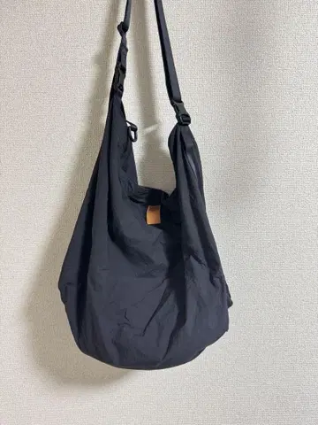 블랙 숄더백 조정 가능