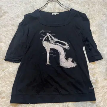 하이힐 프린트 블랙 반팔 T셔츠 TO BE CHIC