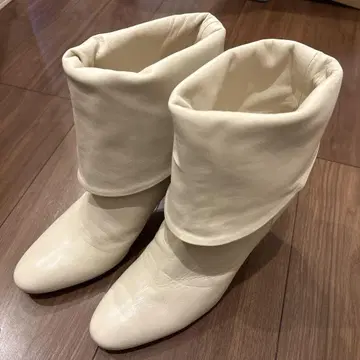 화이트 접이식 디자인 부츠