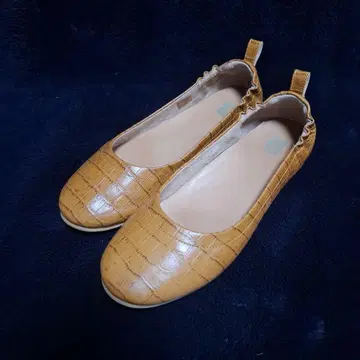 카멜 크로커다일풍 플랫슈즈