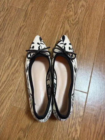 꽃무늬 플랫슈즈 화이트/블랙