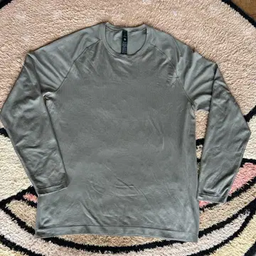 새상품 Lululemon 룰루레몬 긴팔 티셔츠 L 모스그린