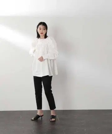 NATURAL BEAUTY BASIC 볼륨 숄더 블라우스