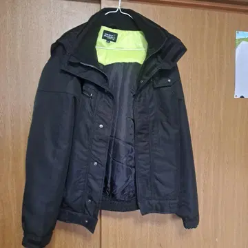 후드 부착 블랙 다운 자켓