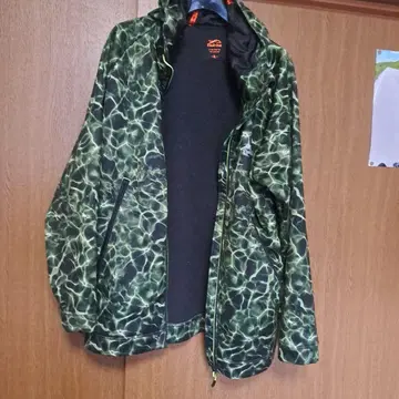 나일론 자켓 그린 컬러의 물방울 무늬