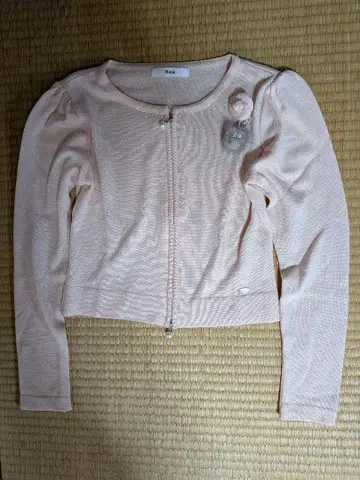르네 브로치 포함 옅은 핑크색 긴팔 가디건
