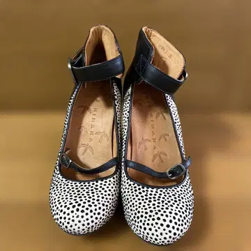 CHIE MIHARA 치에미하라 애니멀 무늬 이소재 펌프스 벨트 포함