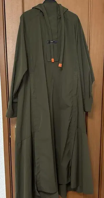 후드 부착 올리브 롱 원피스